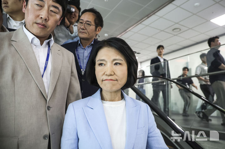 [서울=뉴시스] 정병혁 기자 = 이진숙 국민의힘 의원이 14일 서울 여의도 국회 소통관에서 5·18 민주화운동의 재조명 공개포럼 관련 기자회견을 마친 뒤 이동하고 있다. 2026.08.14. jhope@newsis.com