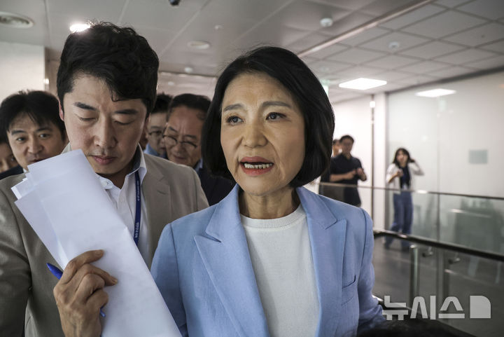 [서울=뉴시스] 정병혁 기자 = 이진숙 국민의힘 의원이 14일 서울 여의도 국회 소통관에서 5·18 민주화운동의 재조명 공개포럼 관련 기자회견을 마친 뒤 이동하고 있다. 2026.08.14. jhope@newsis.com