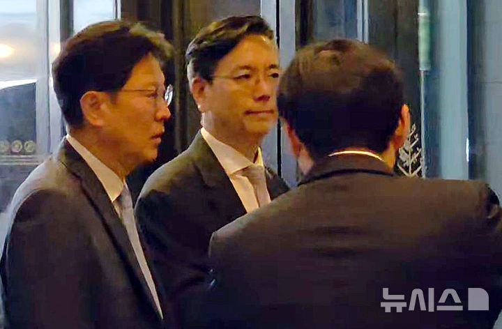 [서울=뉴시스] 박현준 기자 = 이한우 현대건설 대표이사(가운데)가 14일 오후 서울 종로구 포시즌스호텔에서 마이크로소프트(MS) 공동창업자인 빌 게이츠 테라파워 이사장과 만나기 위해 호텔 로비로 들어서고 있다. 2026.8.14. parkhj@newsis.com