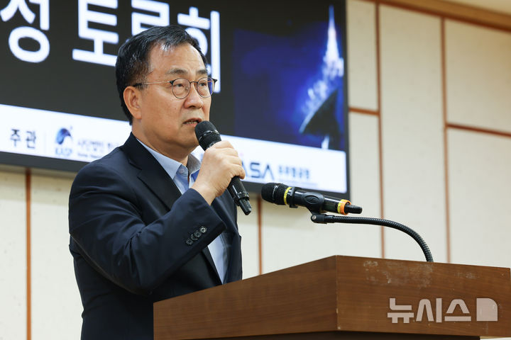 [서울=뉴시스] 김근수 기자 = 최형두 국민의힘 의원을 비롯한 참석자들이 14일 오후 서울 여의도 국회에서 경남 사례로 보는 지역 맞춤형 인재정책 전략을 주제로 열린 지역 정착형 우주항공 인재양성 토론회에서 인사말을 하고 있다. 2026.08.14. ks@newsis.com