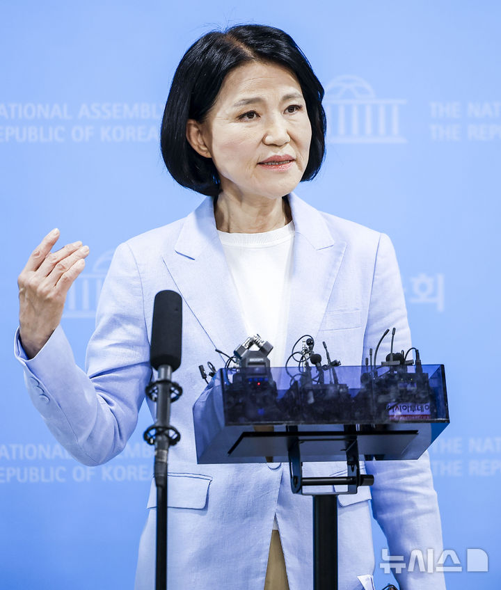 [서울=뉴시스] 정병혁 기자 = 이진숙 국민의힘 의원이 14일 서울 여의도 국회 소통관에서 5·18 민주화운동의 재조명 공개포럼 관련 기자회견을 마친 뒤 취재진 앞에서 입장을 밝히고 있다. 2026.08.14. jhope@newsis.com