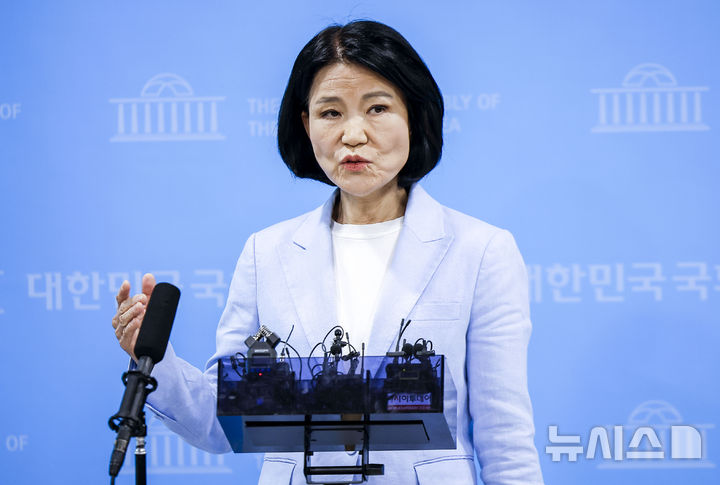 [서울=뉴시스] 정병혁 기자 = 이진숙 국민의힘 의원이 14일 서울 여의도 국회 소통관에서 5·18 민주화운동의 재조명 공개포럼 관련 기자회견을 마친 뒤 취재진 앞에서 입장을 밝히고 있다. 2026.08.14. jhope@newsis.com