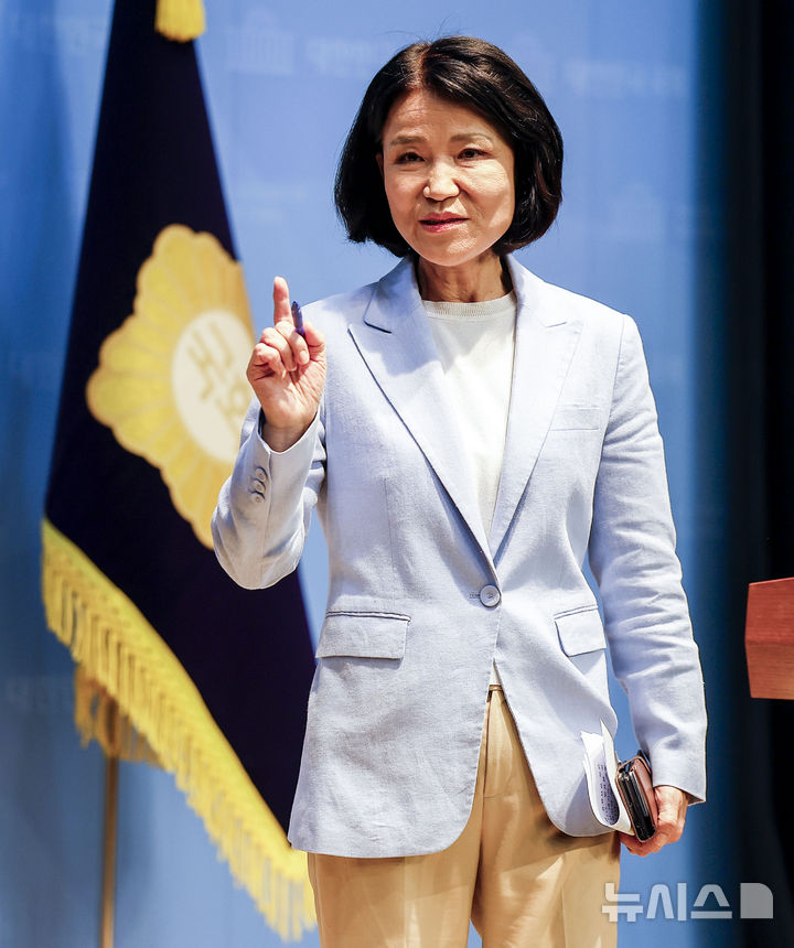 [서울=뉴시스] 정병혁 기자 = 이진숙 국민의힘 의원이 14일 서울 여의도 국회 소통관에서 5·18 민주화운동의 재조명 공개포럼 관련 기자회견을 마친 뒤 이동하고 있다. 2026.08.14. jhope@newsis.com