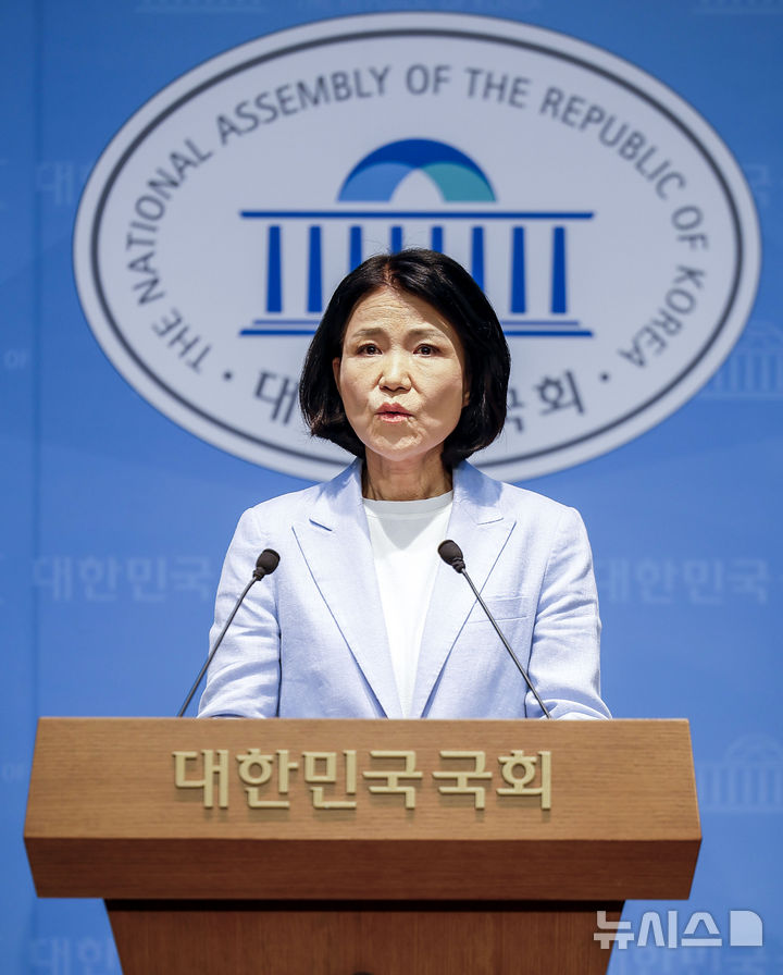 [서울=뉴시스] 정병혁 기자 = 이진숙 국민의힘 의원이 14일 서울 여의도 국회 소통관에서 5·18 민주화운동의 재조명 공개포럼 관련 기자회견을 하고 있다. 2026.08.14. jhope@newsis.com