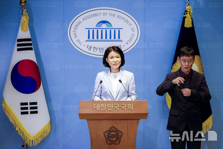 [서울=뉴시스] 정병혁 기자 = 이진숙 국민의힘 의원이 14일 서울 여의도 국회 소통관에서 5·18 민주화운동의 재조명 공개포럼 관련 기자회견을 하고 있다. 2026.08.14. jhope@newsis.com