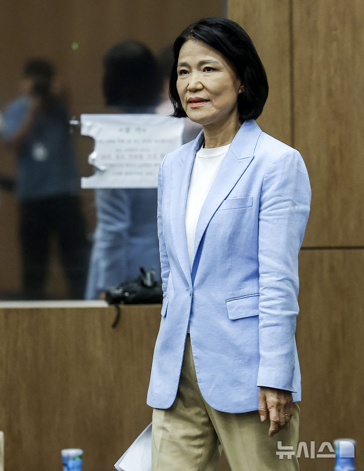 [서울=뉴시스] 정병혁 기자 = 이진숙 국민의힘 의원이 14일 서울 여의도 국회 소통관에서 5·18 민주화운동의 재조명 공개포럼 관련 기자회견을 하기 위해 이동하고 있다. 2026.08.14. jhope@newsis.com