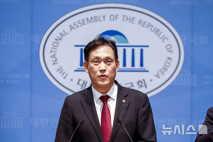 [서울=뉴시스] 정병혁 기자 = 김태규 국민의힘 법률자문위원장이 14일 서울 여의도 국회 소통관에서 기자회견을 하고 있다. 2026.08.14. jhope@newsis.com