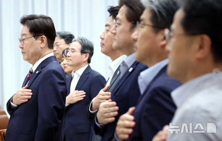 [서울=뉴시스] 조성봉 기자 = 이재명 대통령이 14일 청와대에서 열린 청년정책 대전환을 위한 청년정책 전문가 간담회에서 국민의례를 하고 있다. 2026.08.14. suncho21@newsis.com