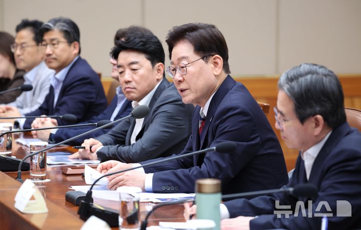 [서울=뉴시스] 조성봉 기자 = 이재명 대통령이 14일 청와대에서 열린 청년정책 대전환을 위한 청년정책 전문가 간담회에서 발언하고 있다. 2026.08.14. suncho21@newsis.com