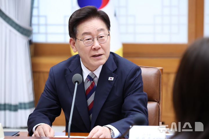 [서울=뉴시스] 조성봉 기자 = 이재명 대통령이 14일 청와대에서 열린 청년정책 대전환을 위한 청년정책 전문가 간담회에서 발언하고 있다. 2026.08.14. suncho21@newsis.com