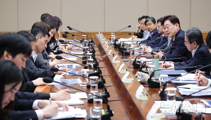 [서울=뉴시스] 조성봉 기자 = 이재명 대통령이 14일 청와대에서 열린 청년정책 대전환을 위한 청년정책 전문가 간담회에서 발언하고 있다. 2026.08.14. suncho21@newsis.com
