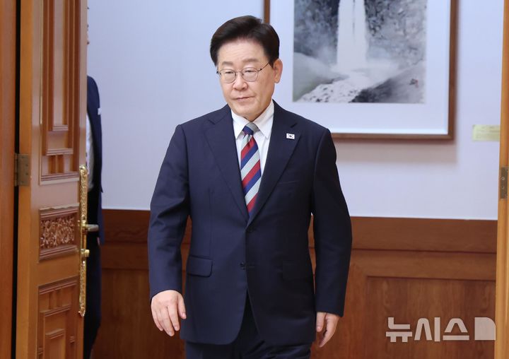 [서울=뉴시스] 조성봉 기자 = 이재명 대통령이 지난 14일 청와대에서 열린 청년정책 대전환을 위한 청년정책 전문가 간담회에 입장하고 있다. 2026.08.14. suncho21@newsis.com