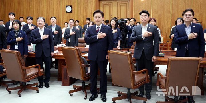 [서울=뉴시스] 조성봉 기자 = 이재명 대통령이 14일 청와대에서 열린 청년정책 대전환을 위한 청년정책 전문가 간담회에서 국민의례를 하고 있다. 2026.08.14. suncho21@newsis.com