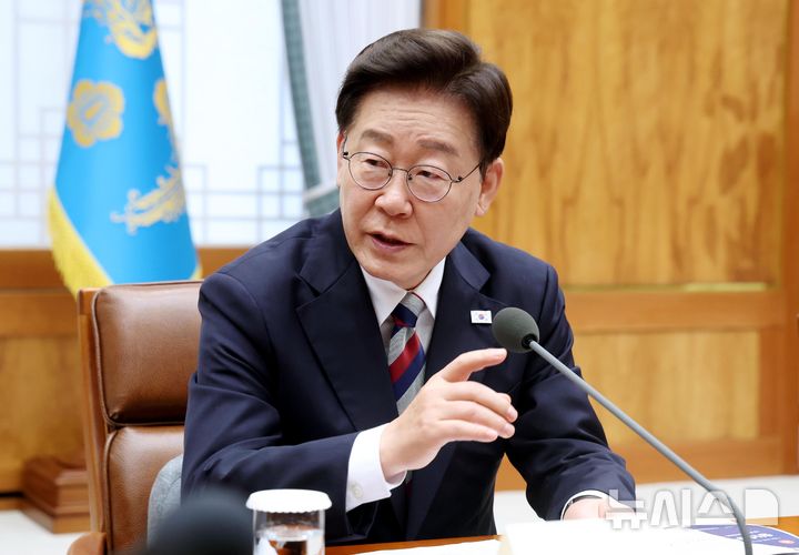 [서울=뉴시스] 조성봉 기자 = 이재명 대통령이 14일 청와대에서 열린 청년정책 대전환을 위한 청년정책 전문가 간담회에서 발언하고 있다. 2026.08.14. suncho21@newsis.com
