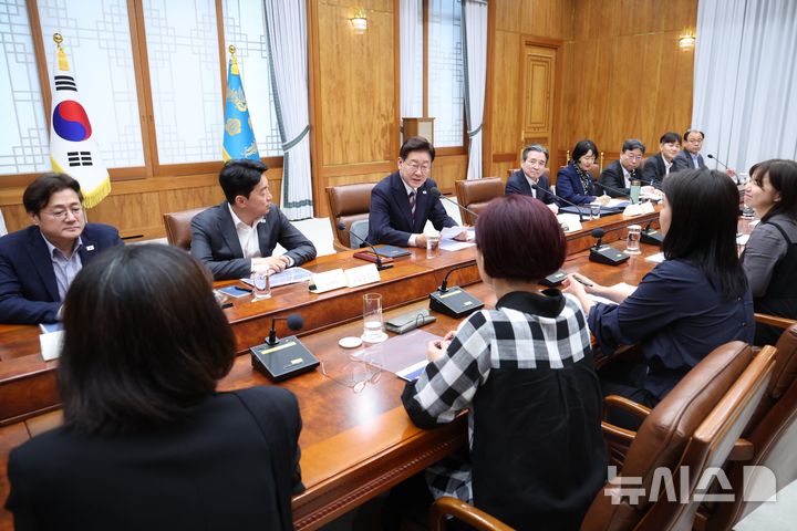 [서울=뉴시스] 조성봉 기자 = 이재명 대통령이 14일 청와대에서 열린 청년정책 대전환을 위한 청년정책 전문가 간담회에서 발언하고 있다. 2026.08.14. suncho21@newsis.com