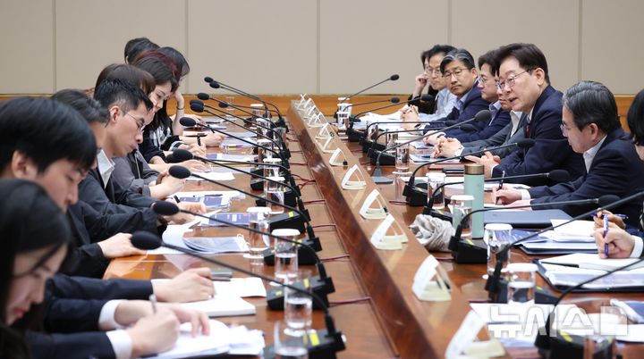 [서울=뉴시스] 조성봉 기자 = 이재명 대통령이 14일 청와대에서 열린 청년정책 대전환을 위한 청년정책 전문가 간담회에서 발언하고 있다. 2026.08.14. suncho21@newsis.com
