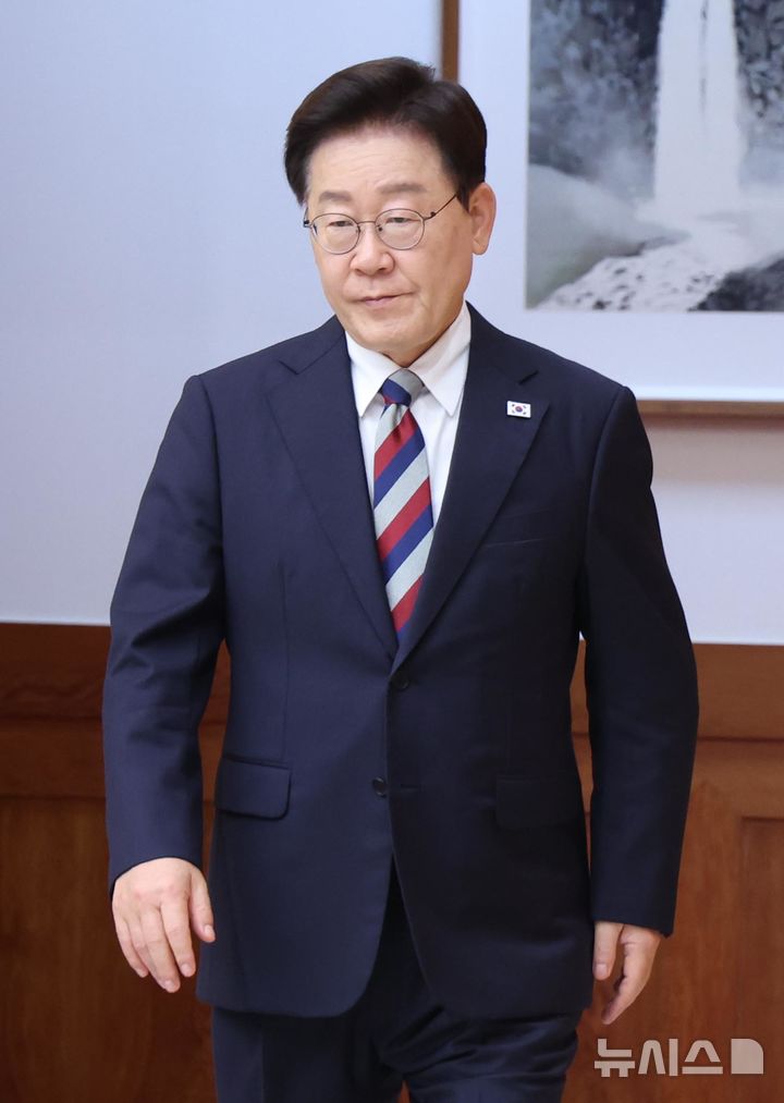 [서울=뉴시스] 조성봉 기자 = 이재명 대통령이 14일 청와대에서 열린 청년정책 대전환을 위한 청년정책 전문가 간담회에 입장하고 있다. 2026.08.14. suncho21@newsis.com