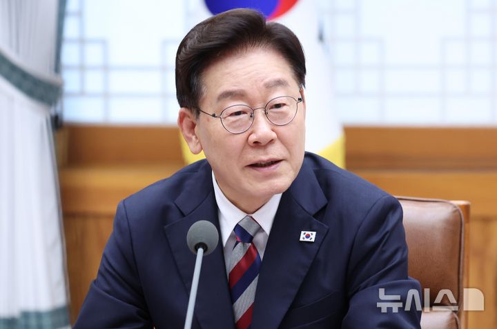 [서울=뉴시스] 조성봉 기자 = 이재명 대통령이 14일 청와대에서 열린 청년정책 대전환을 위한 청년정책 전문가 간담회에서 발언하고 있다. 2026.08.14. suncho21@newsis.com