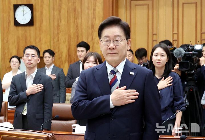 [서울=뉴시스] 조성봉 기자 = 이재명 대통령이 14일 청와대에서 열린 청년정책 대전환을 위한 청년정책 전문가 간담회에서 국민의례를 하고 있다. 2026.08.14. suncho21@newsis.com