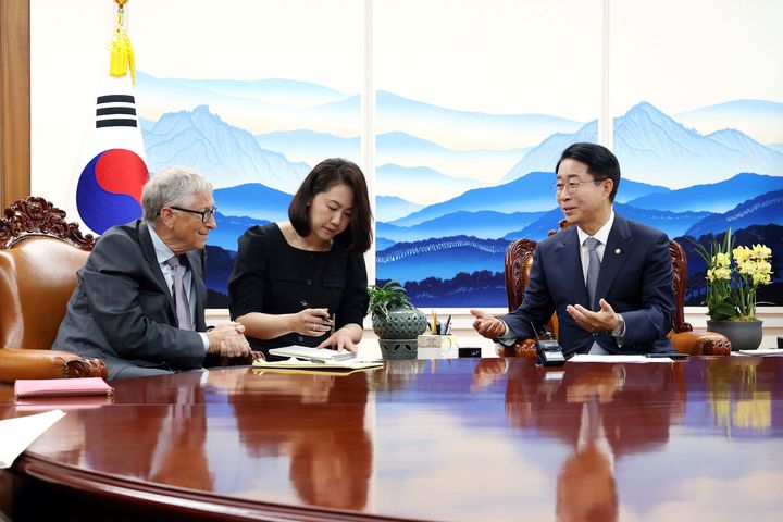 [서울=뉴시스] 최진석 기자 = 조정식(오른쪽) 국회의장이 14일 여의도 국회의장 집무실에서 빌 게이츠 게이츠 재단 이사장을 접견하고 있다. (사진=국회 제공) 2026.08.14. photo@newsis.com *재판매 및 DB 금지