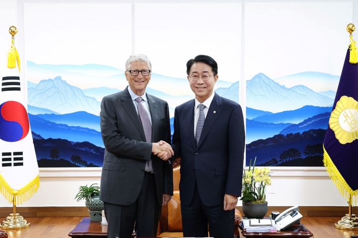 [서울=뉴시스] 최진석 기자 = 조정식(오른쪽) 국회의장이 14일 여의도 국회의장 집무실에서 빌 게이츠 게이츠 재단 이사장을 접견하고 있다. (사진=국회 제공) 2026.08.14. photo@newsis.com *재판매 및 DB 금지