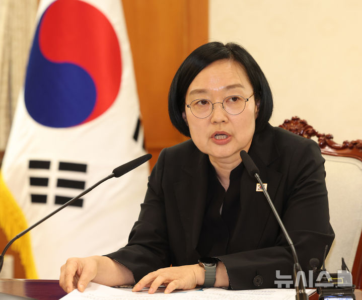 [서울=뉴시스] 조수정 기자 = 한성숙 국무총리가 14일 오후 서울 종로구 정부서울청사에서 주택 신속공급 점검 회의를 주재하고 있다. 2026.08.14. chocrystal@newsis.com