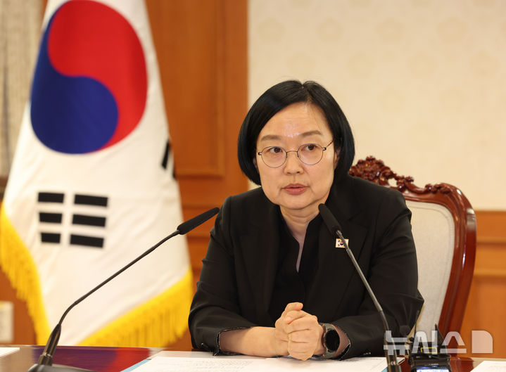 [서울=뉴시스] 조수정 기자 = 한성숙 국무총리가 14일 오후 서울 종로구 정부서울청사에서 주택 신속공급 점검 회의를 주재하고 있다. 2026.08.14. chocrystal@newsis.com