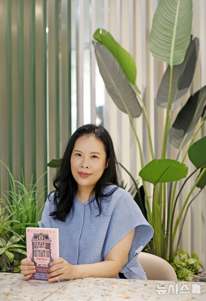 [서울=뉴시스] 김혜진 기자 = 강지영 작가가 지난 14일 서울 마포구 교보문고 사옥에서 뉴시스와 인터뷰에 앞서 포즈를 취하고 있다. 2026.08.18. jini@newsis.com