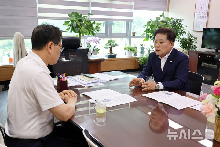 [세종=뉴시스] 사순문 장흥군수(오른쪽)가 13일 세종정부청사에서  김정욱 농림축산식품부 농산업혁신정책실장을 만나 장흥군 주요 현안사업의 국비 반영 방안을 논의하고 있다. (사진=장흥군 제공) photo@newsis.com