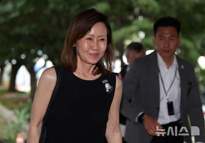 [서울=뉴시스] 김선웅 기자 = 미셸 스틸 주한 미국 대사가 14일 서울 종로구 정부청사에서 김정관 산업통상부 장관과 면담을 하기 위해 등청하고 있다. 2026.08.14. mangusta@newsis.com