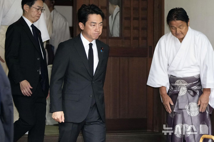 [도쿄=AP/뉴시스]고이즈미 신지로 일본 방위상이 15일 일본 군국주의의 상징인 야스쿠니 신사에서 참배하고 있다. 다카이치 사나에 일본 총리는 직접 참배하지 않고 자민당 고위 당국자들 편에 공물을 바쳤다. 2026.8.15. 