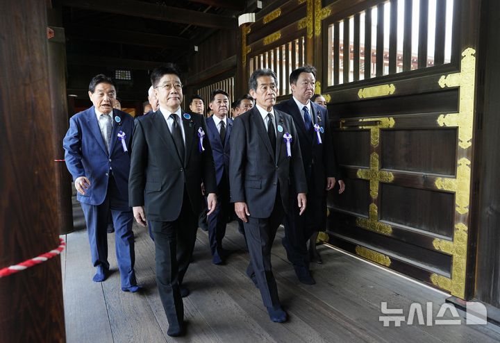 [도쿄=AP/뉴시스]아이사와 이치로(逢澤一郎, 가운데) 등 일본 자민당 의원들이 일본 패전 기념일인 15일 야스쿠니(靖國)신사를 집단 참배하기 위해 신사를 방문했다. 이날 스즈키 슌이치(鈴木俊一) 자민당 간사장, 아리무라 하루코(有村治子) 총무회장, 니시무라 야스토시(西村康稔) 선거대책위원장 등 자민당 지도부와 고이즈미 신지로(小泉進次郎) 방위상 등 각료 4명이 야스쿠니(靖國) 신사를 대거 참배했다. 2026.08.15.