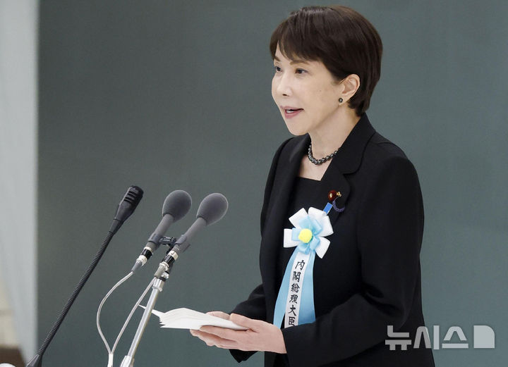 [도쿄=AP/뉴시스]다카이치 사나에(高市早苗) 일본 총리가 15일 2차대전 전사자 추모식에서 연설하고 있다. 그는 "우리는 전쟁의 참상이 다시는 반복되지 않도록 할 것"이라고 밝혔지만 지난해 이시바 시게루(石破茂) 전 총리가 13년 만에 부활시킨 '반성'이나 '부전(不戰)의 맹세'라는 표현은 언급하지 않았다고 아사히(朝日)신문이 보도했다. 2026.08.15.