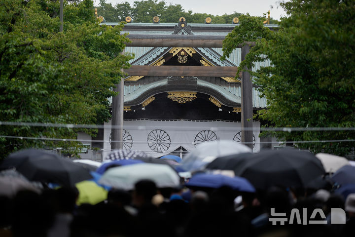 [도쿄=AP/뉴시스]일본 집권 자민당의 핵심 간부가 16일 오전 태평양전쟁 A급 전범이 합사된 야스쿠니(靖国) 신사에 참배했다. 일본의 패전일인 지난 15일 태평양 전쟁 A급 전범들이 합사된 도쿄 소재 야스쿠니 신사가 참배를 위한 방문객들로 붐비고 있다. 2026.08.16.