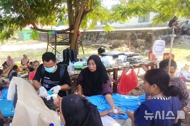 [리웅=AP/뉴시스] 15일(현지 시간) 인도네시아 동누사텡가라주 리웅의 한 보건소 밖 임시 병상에서 지진 생존자가 치료받고 있다. 인도네시아 재난 당국은 전날 발생한 규모 7.7의 강진으로 인한 사망자가 47명으로 증가했다고 밝혔다. 2026.08.16.