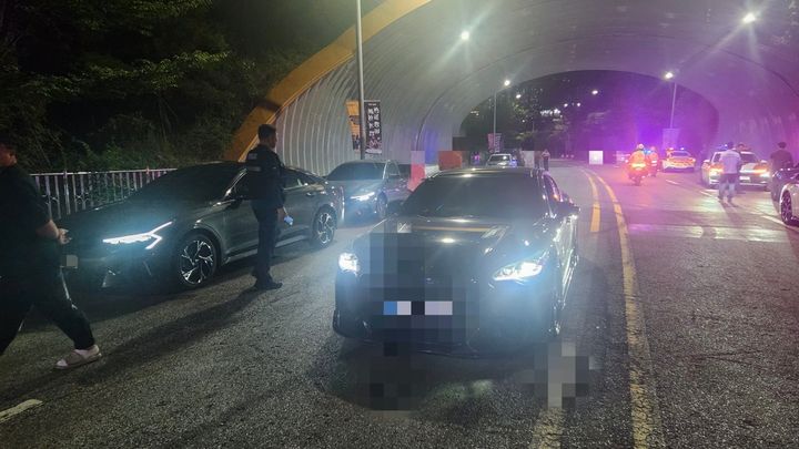 [부산=뉴시스] 14일 오후 부산 기장군 내 폭주 의심 차량에 대해 해산 조치를 하고 있는 경찰. (사진=부산경찰청 제공) 2026.08.15. photo@newsis.com *재판매 및 DB 금지