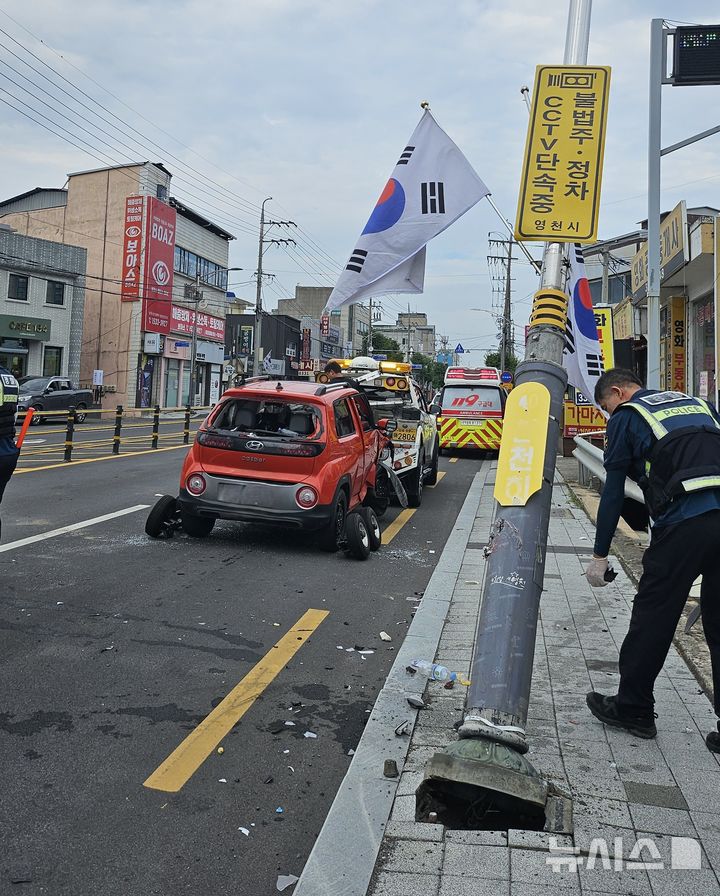 [영천=뉴시스] 영천시 야사동 승용차 사고 현장 (사진=독자 제공) 2026.8.15.photo@newsis.com