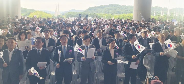 [천안=뉴시스] 최영민 기자=15일 독립기념관에서 열린 제81주년 광복절 기념식에 참석한 내빈 및 관계자들이 광복절 노래를 제창하고 있다. 2026.08.15 ymchoi@newsis.com *재판매 및 DB 금지