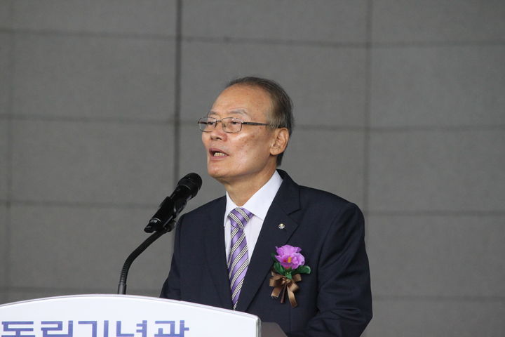[천안=뉴시스] 최영민 기자=김희곤 독립기념관장이 15일 독립기념관 겨레의집 특설무대에서 열린 광복절 경축식에서 기념사를 하고 있다. 2026.08.15 ymchoi@newsis.com *재판매 및 DB 금지