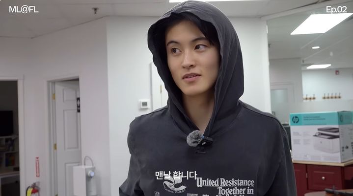 [서울=뉴시스] 그룹 엔시티(NCT) 출신 마크가 14일 자신의 유튜브 채널을 통해 팀을 탈퇴한 뒤 불거진 은퇴설을 부인했다. (사진=유튜브 채널 '마크리' 화면 캡처) 2026.08.15. photo@newsis.com *재판매 및 DB 금지