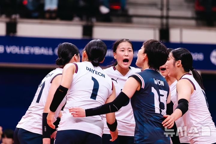 [서울=뉴시스] 한국 17세 이하(U-17) 여자배구 대표팀이 15일(한국 시간) 칠레 산티아고에서 열린 2026 국제배구연맹(FIVB) U-17 여자 세계배구선수권대회 8강에서 튀르키예를 상대로 득점을 올린 뒤 기뻐하고 있다. (사진=FIVB 공식 홈페이지 캡처) 2026.08.15. 