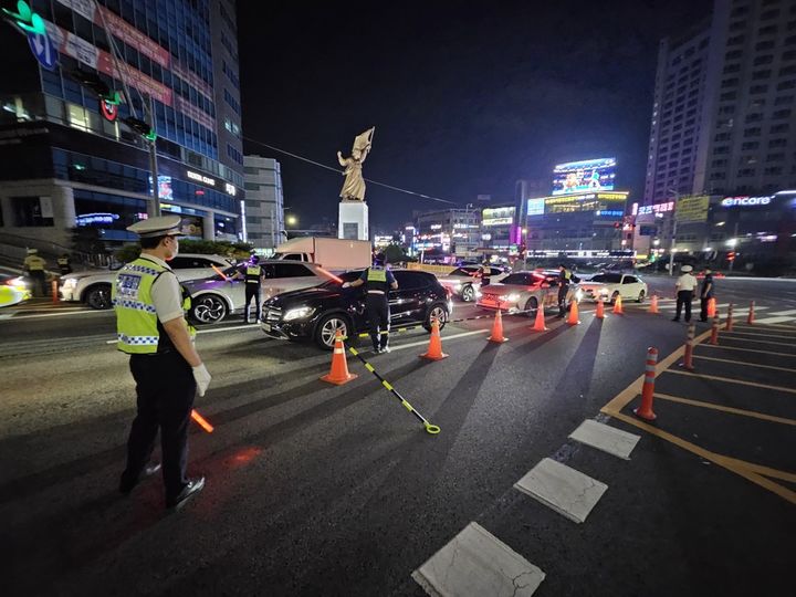 [천안=뉴시스] 충남경찰이 15일 광복절을 맞아 천안 서북구 쌍용동 유관순열사상 인근에서 폭주족 큭별단속을 벌이고 있다. (사진=충남경찰청 제공) 2026.08.15. photo@newsis.com *재판매 및 DB 금지