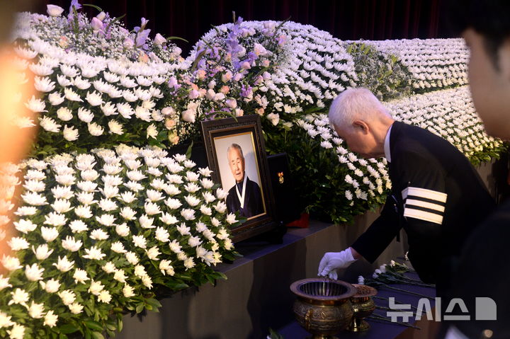 [전주=뉴시스] 김얼 기자 = 호남지역 유일 생존 독립 유공자였던 이석규 애국지사의 영결식이 열린 15일 전북 전주시 전북특별자치도청 대회의실에서 유가족이 분향을 하고 있다. 2026.08.15. pmkeul@newsis.com