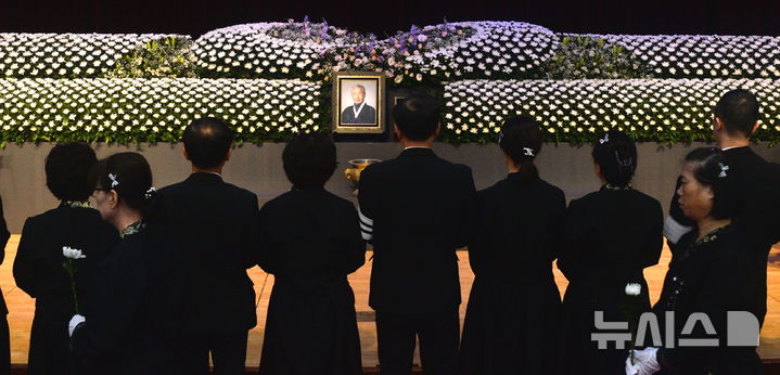 [전주=뉴시스] 김얼 기자 = 호남지역 유일 생존 독립 유공자였던 이석규 애국지사의 영결식이 열린 15일 전북 전주시 전북특별자치도청 대회의실에서 유가족이들이 헌화를 하고 있다. 2026.08.15. pmkeul@newsis.com