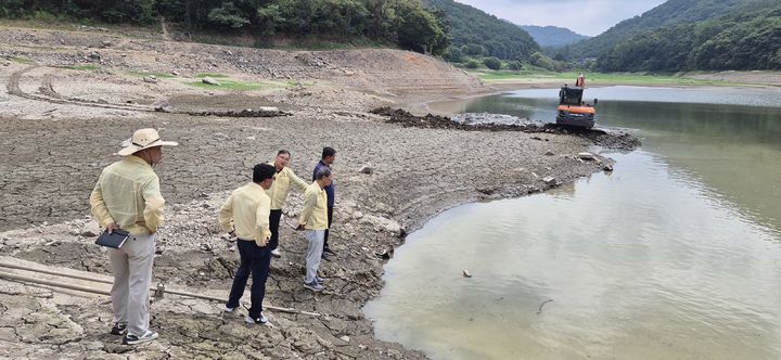 [함안=뉴시스]한국농어촌공사 함안지사 관계자들이 운곡저수지에서 용수 공급 상황을 살피고 있다.(사진=한국농어촌공사 함안지사 제공) 2026.08.15.photo@newsis.com *재판매 및 DB 금지