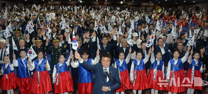 [전주=뉴시스] 김얼 기자 = 김희수(앞줄 가운데) 전북특별자치도의회 의장을 비롯한 관계자들이 15일 전북 전주시 전북특별자치도청 대강당에서 열린 '제81주년 광복절 경축식'에 참석해 만세삼창을 외치고 있다. 2026.08.15. pmkeul@newsis.com