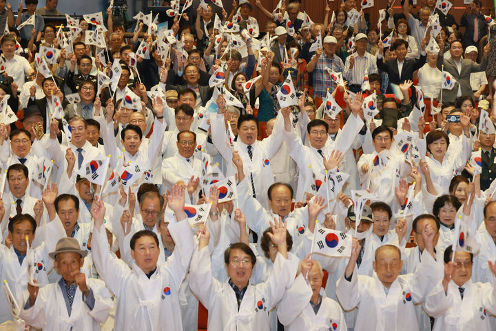 [청주=뉴시스] 15일 충북 청주시 서원구 청주예술의전당 대공연장에서 열린 제81회 광복절 경축식에서 신용한 충북지사, 윤건영 도교육감, 이장섭 청주시장 등 참석자들이 만세삼창을 하고 있다. (사진=충북도 제공) 2026.08.15. photo@newsis.com *재판매 및 DB 금지