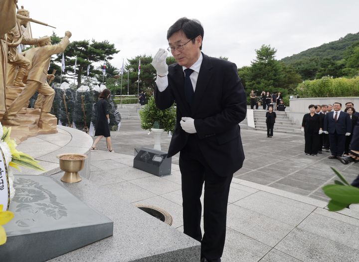 [청주=뉴시스] 이장섭 충북 청주시장이 15일 제81주년 광복절을 맞아 청주시 상당구 삼일공원 항일독립운동기념탑에 분햐아고 있다. (사진=청주시 제공) 2026.08.15. photo@newsis.com *재판매 및 DB 금지