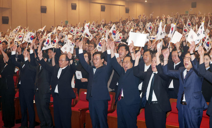 [부산=뉴시스] 15일 오전 부산 동구 부산시민회관 대극장에서 열린 '제81주년 광복절 경축식'에 참석한 전재수 부산시장 등이 만세를 외치고 있다. (사진=부산시 제공) 2026.08.15. photo@newsis.com *재판매 및 DB 금지