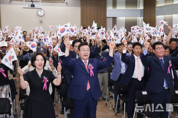 [의왕=뉴시스] 광복절 경축식 참석자들이 만세삼창하고 있다. (사진=의왕시 제공).2026.08.15.photo@newsis.com